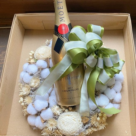 シャンパンで乾杯する2020年クリスマスギフト特集!