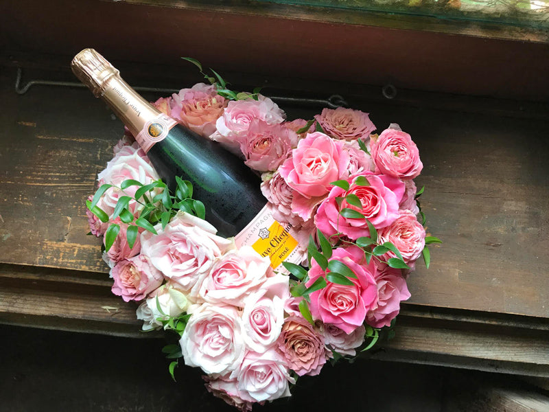 結婚祝い 結婚記念日 シャンパン ヴーヴクリコローズラベル フルボトルとバラいっぱいのハートリース