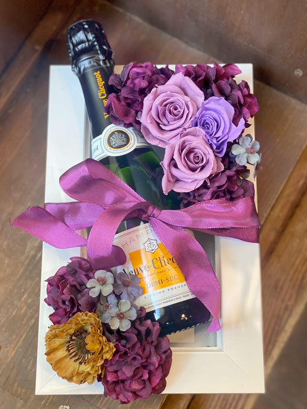 古希祝い 誕生日プレゼントにおすすめ!ヴーヴグリコホワイトラベルとプリザーブドフラワーの額縁アレンジ(パープル)