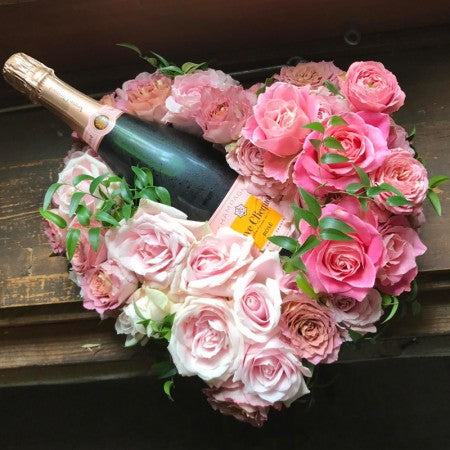 とびっきりロマンチックに！豪華なお酒とお花の結婚祝いのご紹介