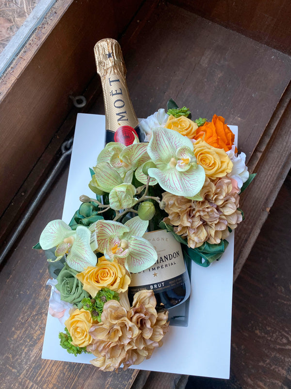 受章祝い 記念のお祝いに!シャンパンモエとプリザーブドフラワーの額縁